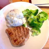 Snapdishの料理写真:Grilled Chicken Breast with Steamed Broccoli and Garlic Mashed Potatoes|Evonikaさん