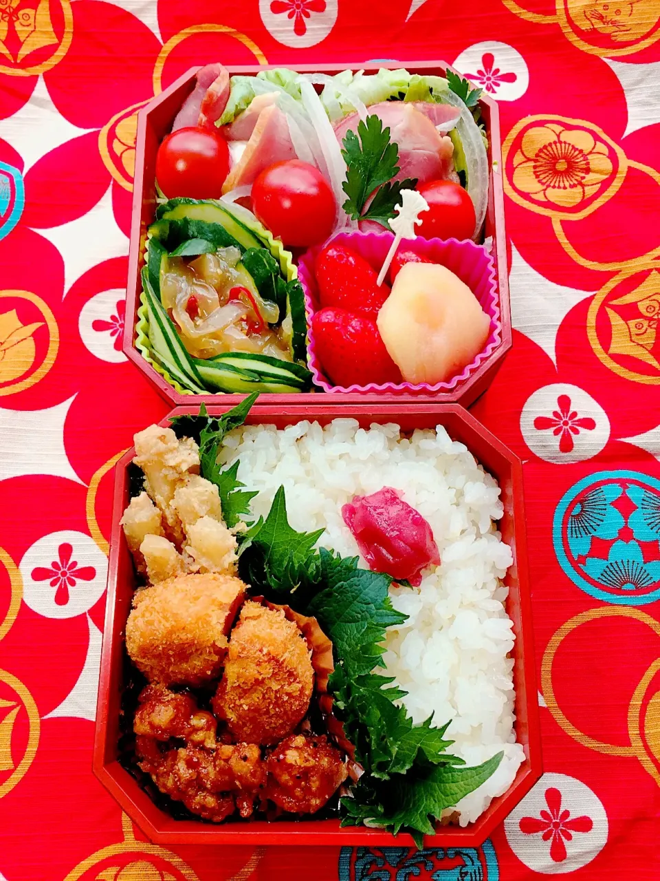 Snapdishの料理写真:#お弁当  #お父さん弁当  #日の丸弁当 #ハムサラダ #胡瓜とクラゲの中華サラダ 
 #野菜たっぷり #シニア世代  #デザートは煮リンゴとイチゴ|Blueberry🫐さん