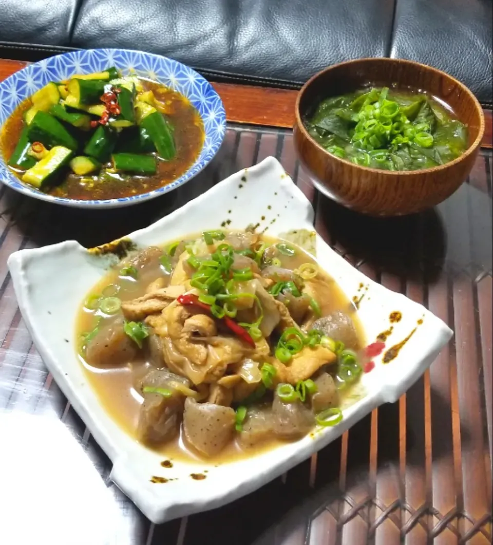 蒟蒻とあげの煮物とラーポンきゅうりにワカメ味噌汁|dai.noriさん