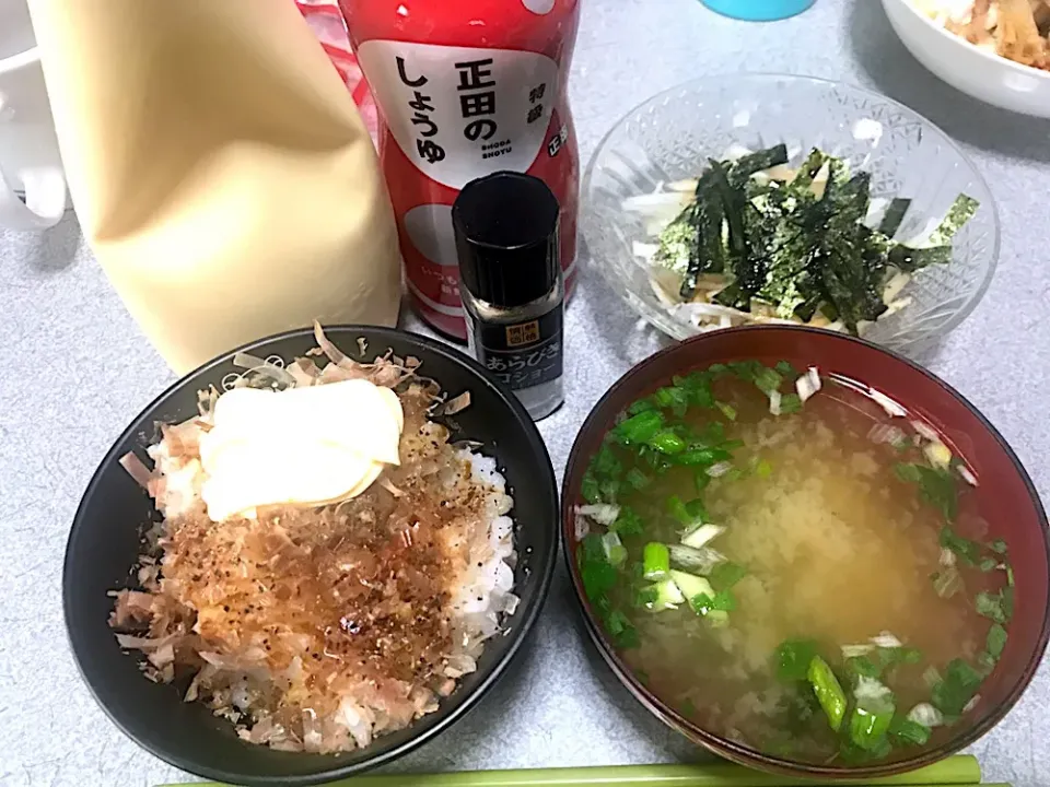 Snapdishの料理写真:味噌汁に大根をちょい足ししたら一気にグレードアップした #朝食  お粥白米おかかマヨ醤油コショウご飯、細切り大根海苔、ネギわかめ味噌汁|ms903さん