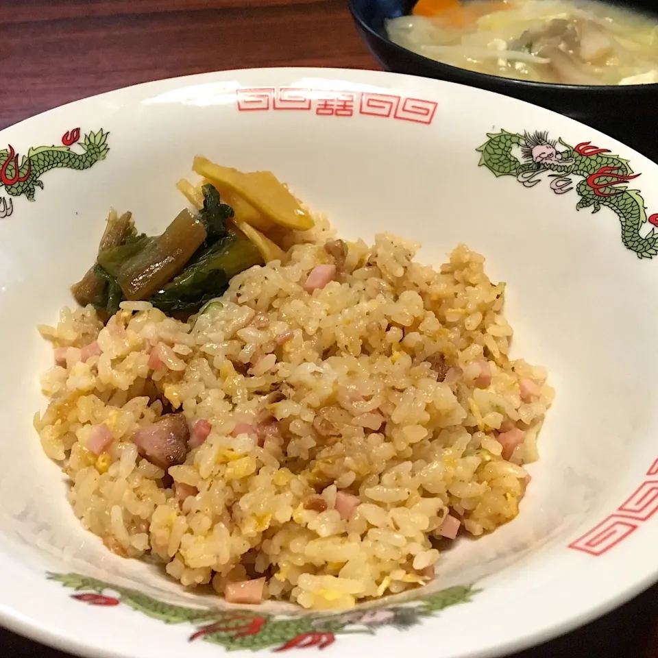 本日の賄い  昼ごはん☀️☀️☀️
チャーハンと野菜のみそ汁
ウチの賄いは中華が美味い(　ﾟдﾟ)ﾝﾏｯ!|ぽんたさん