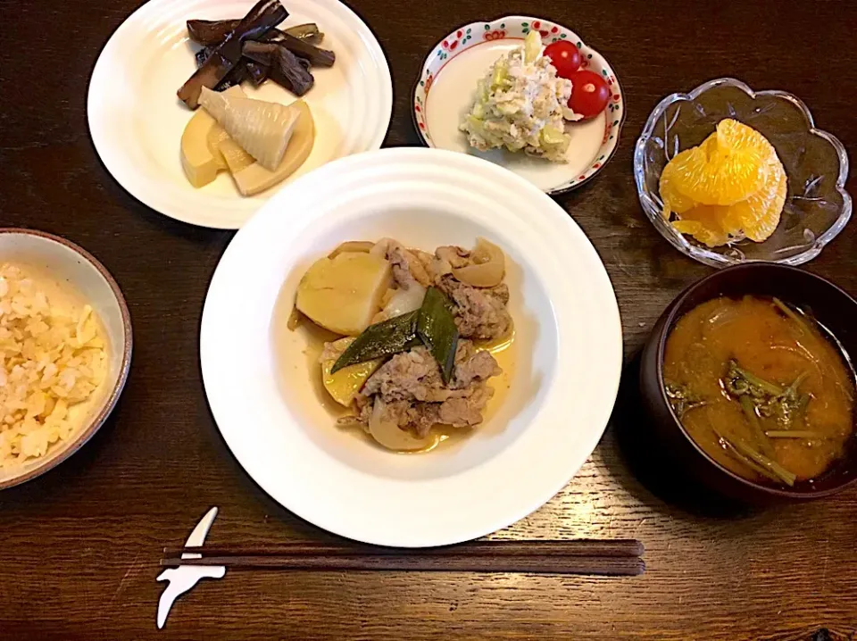 肉じゃが
筍ご飯
筍の煮物とナスの生姜焼き
鯖缶ポテトサラダ
ワラビのお味噌汁|カドラさん