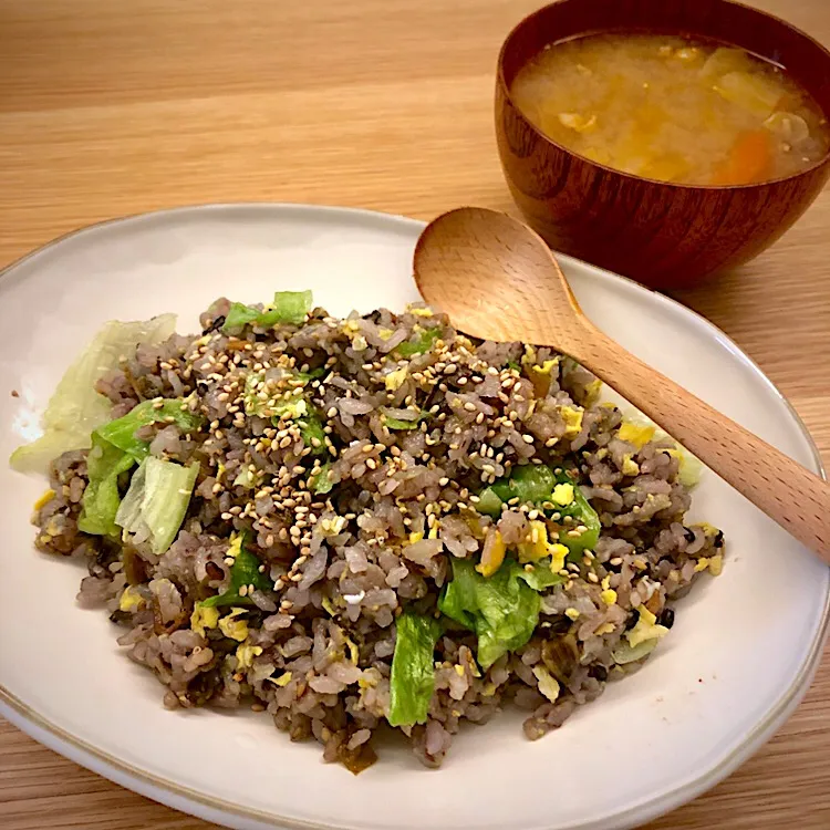 きょうの夜ごはん#シャキシャキレタス高菜ちりめん炒飯#黒米#チゲ風スープ #ひとりごはん|ゆかｕさん