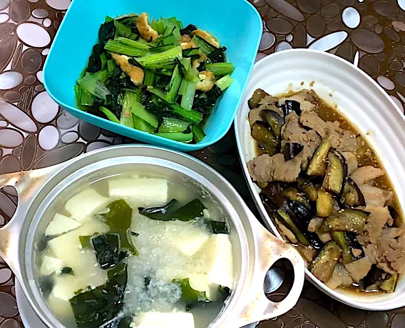 Snapdishの料理写真:豚肉とナスの炒め  小松菜と油揚げの煮浸し  みぞれ湯豆腐|ma-ko omaさん