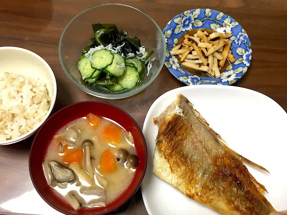 赤魚の干物 わかめときゅうりしらすの酢の物 長芋の塩昆布和え 具沢山味噌汁|おさむん17さん