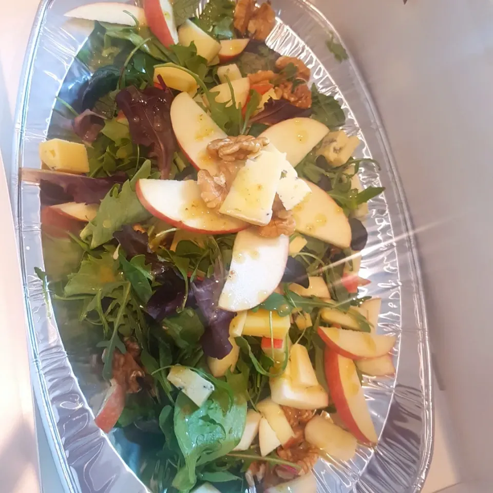 Snapdishの料理写真:Apple & blue cheese salade.|pippersさん