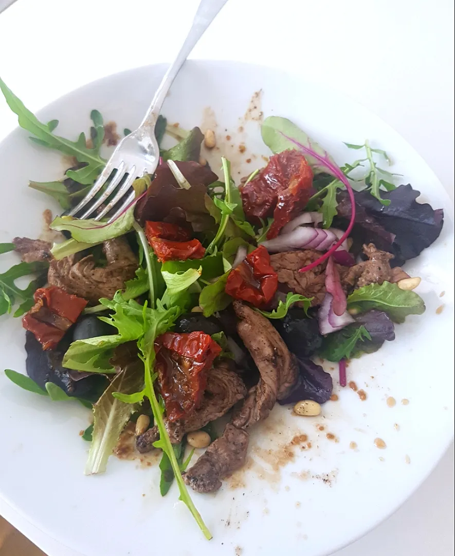 Snapdishの料理写真:BeefTenderloin Salad with Oakleaf,  sundriedTomatos, balsamic, pine nuts and Grana Pedano|pippersさん