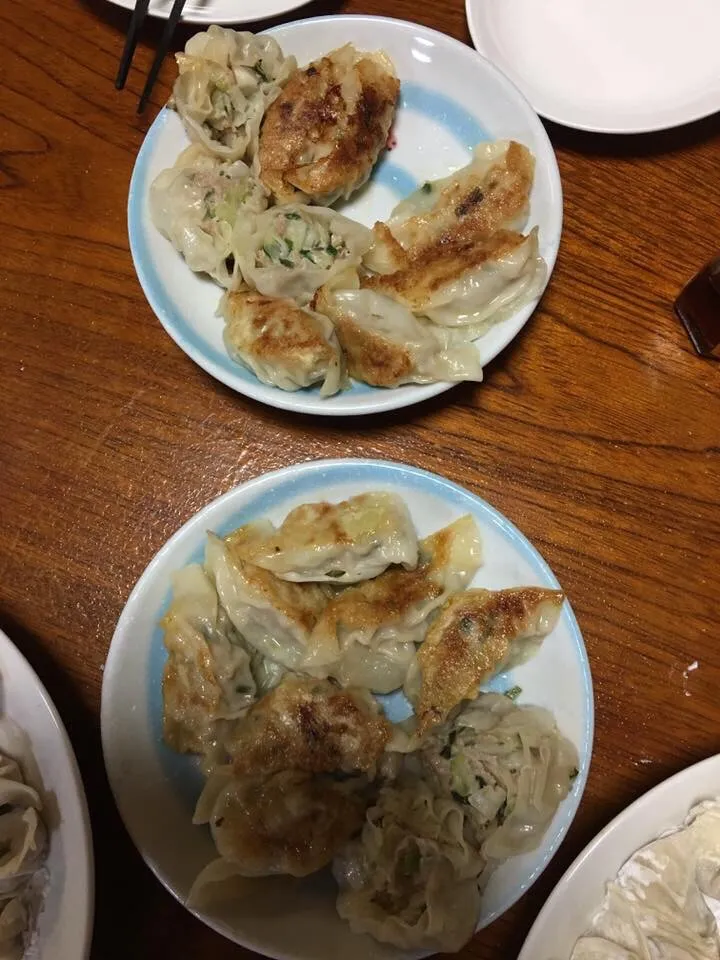 Snapdishの料理写真:🤖HANAYO🤖さんの料理 双子が作った手作りロシアン餃子の包むところ|🤖HANAYO🤖さん