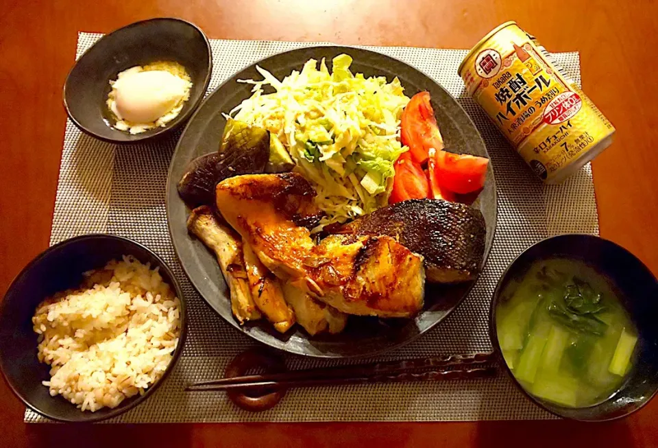 Today's Dinner🍴温泉卵･鮭ｶﾏde和風ｻｰﾓﾝﾑﾆｴﾙ･もち麦飯･小松菜のお味噌汁|🌈Ami🍻さん