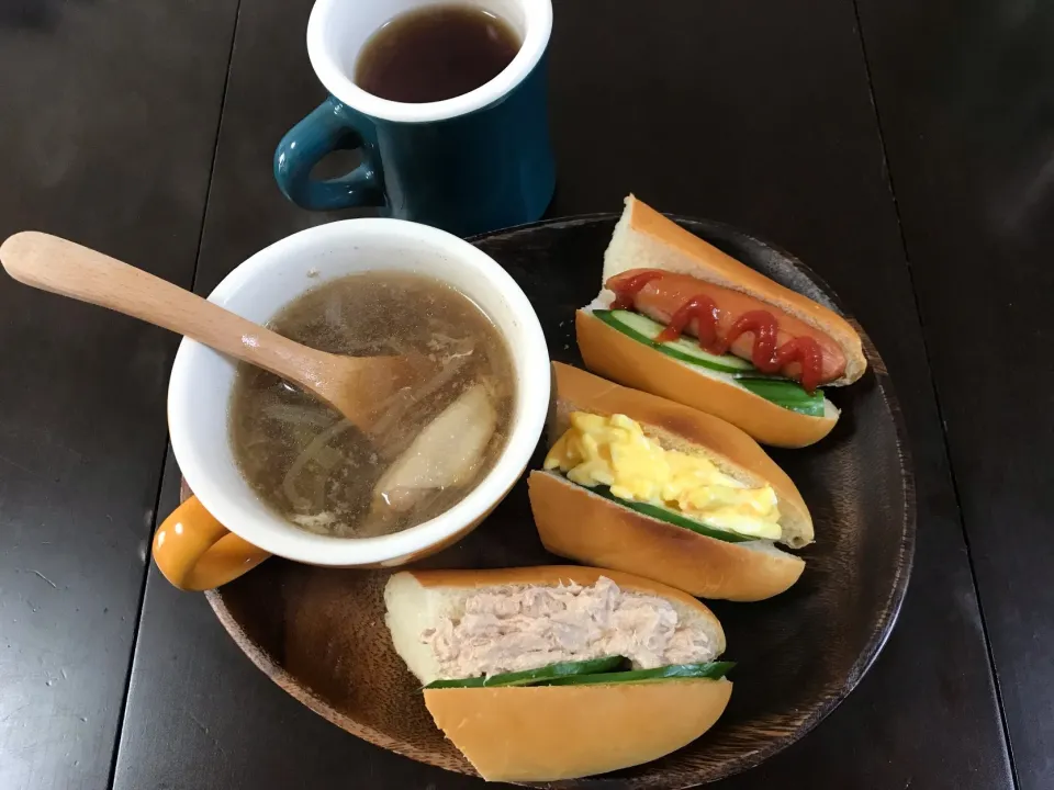 たまごドッグ、ツナドッグ、ウインナードッグ、スープで朝食|mikkoroさん