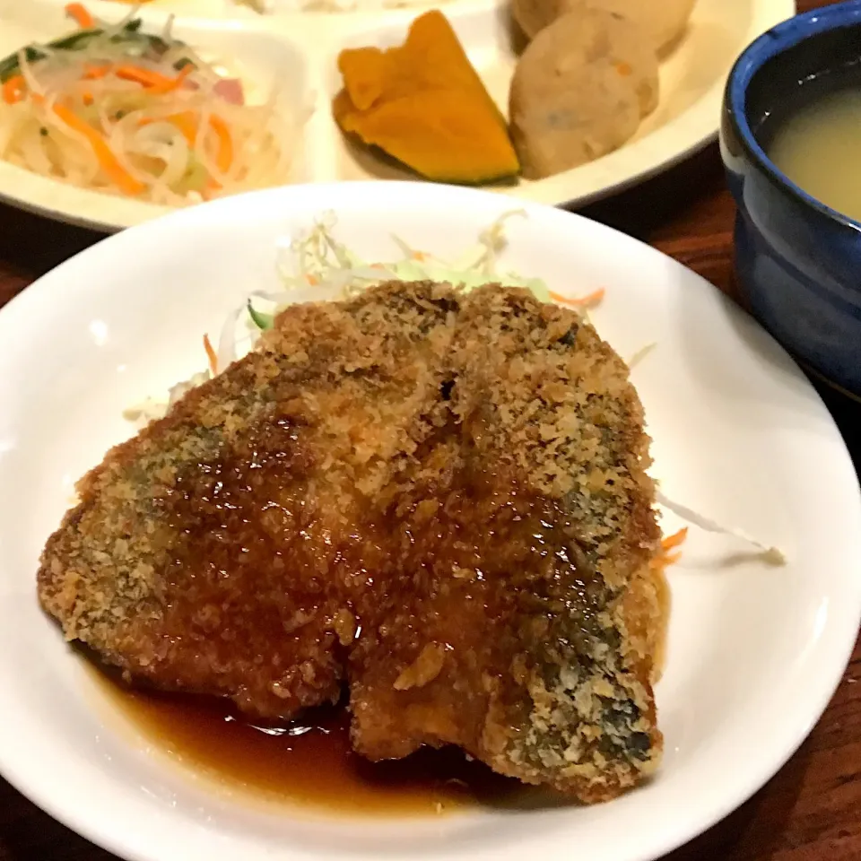 本日の賄い  晩ごはん⭐️⭐️🔆
アジフライ  がんも、かぼちゃ煮  春雨サラダ  おから煮付  大根漬け  野菜のみそ汁|ぽんたさん