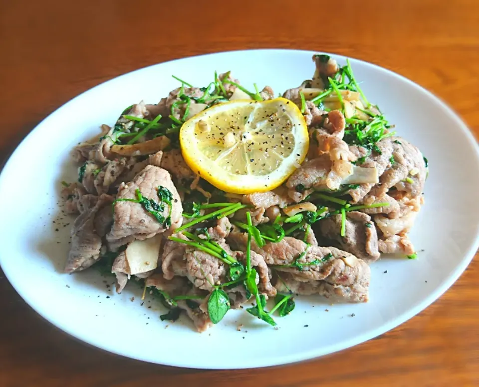 Snapdishの料理写真:🍋豚肉と豆苗のレモン炒め🍋|こっぺぱんさん