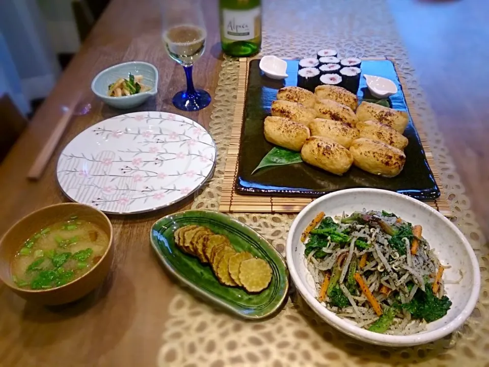 Snapdishの料理写真:焼き稲荷のある日の食卓|古尾谷りかこさん