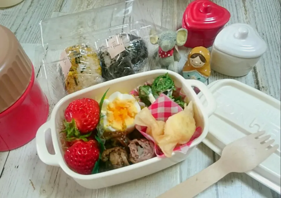 Snapdishの料理写真:土曜日快晴‼今日の娘弁当(*^^*)/
 #おにぎり
 #牛肉巻き|okamichanさん