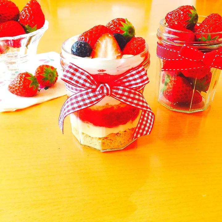 🍓苺レアチーズムース🍓毎年、苺の季節に作るひんやりスイーツ♡カルディのジャムの瓶を使って💕|yuiママさん