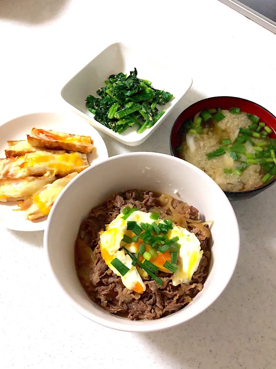 牛丼
竹輪カニカマチーズ焼き
ほうれん草胡麻和え
みそ汁|masumiさん