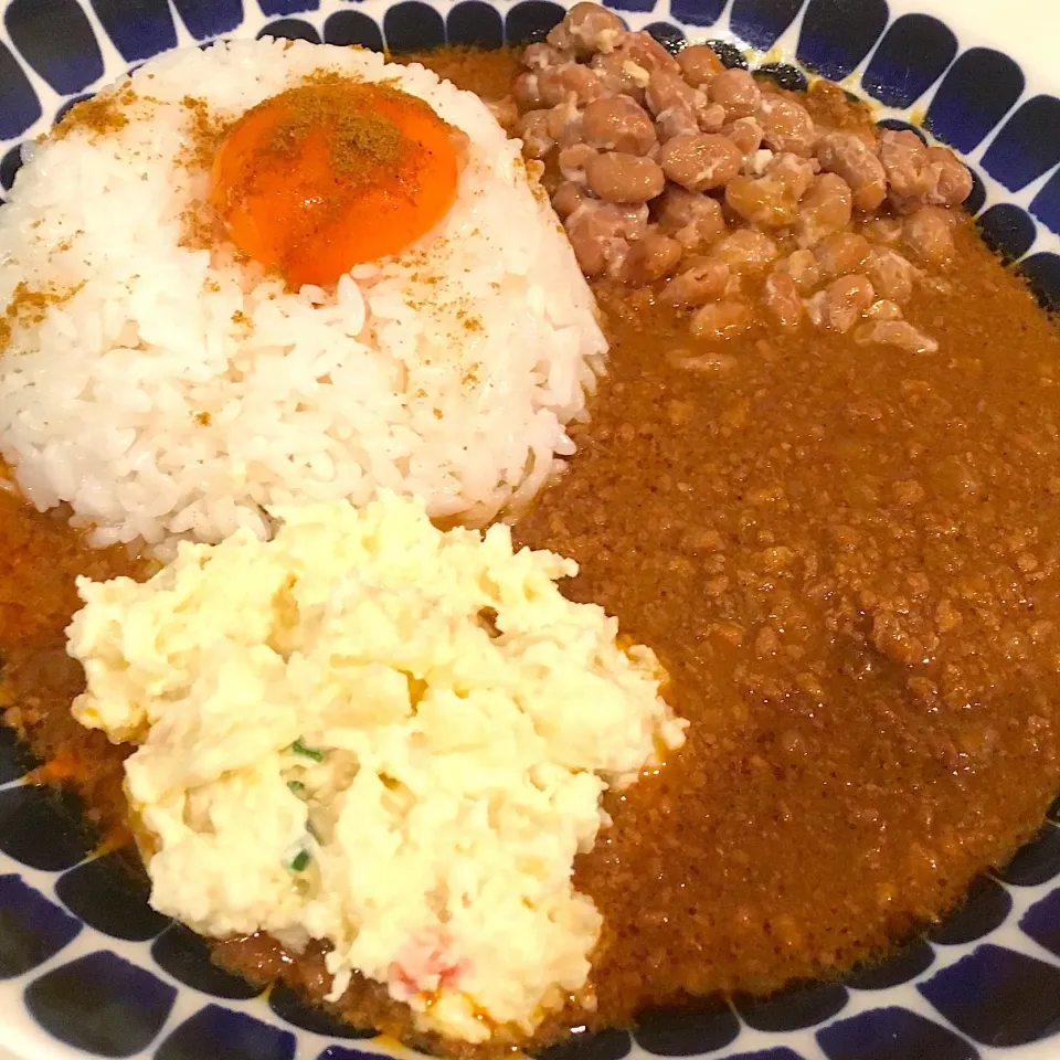 カルディのキーマカレーに納豆・ポテサラ黄身マサラトッピング|Seiichiro Ishiharaさん