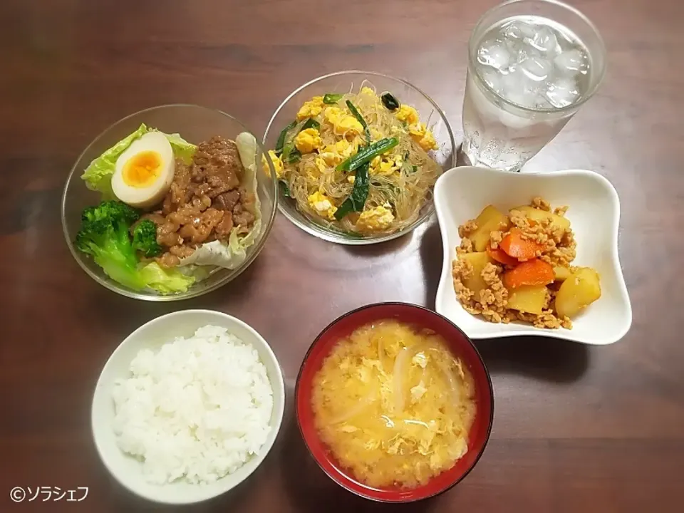 Snapdishの料理写真:今日の晩ご飯だよ(*^^*) 
★春雨とニラ玉の中華風炒め 
★じゃがいもの鶏そぼろ煮 
★焼肉サラダ 
★新玉ねぎの味噌汁|ソラシェフさん