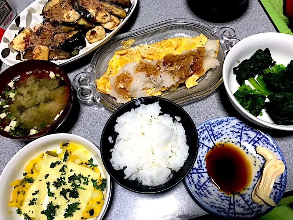 油を吸った茄子はスゲー #夕飯  お粥白米、おかかのせカブ茄子生姜焼き、チーズ乗せ温カボチャポテサラ、大根おろし乗せ玉子焼き、あぶら菜、豆腐ワカメ味噌汁|ms903さん