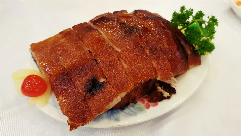 Snapdishの料理写真:香港美食 - 脆皮乳猪/roast suckling pig|steven z.y.さん