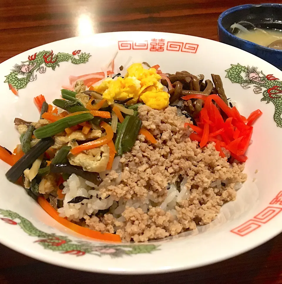 本日の賄い  晩ごはん⭐️⭐️🔆
出たあ😄またもやダブり食。ひじき入りちらし寿司😒|ぽんたさん