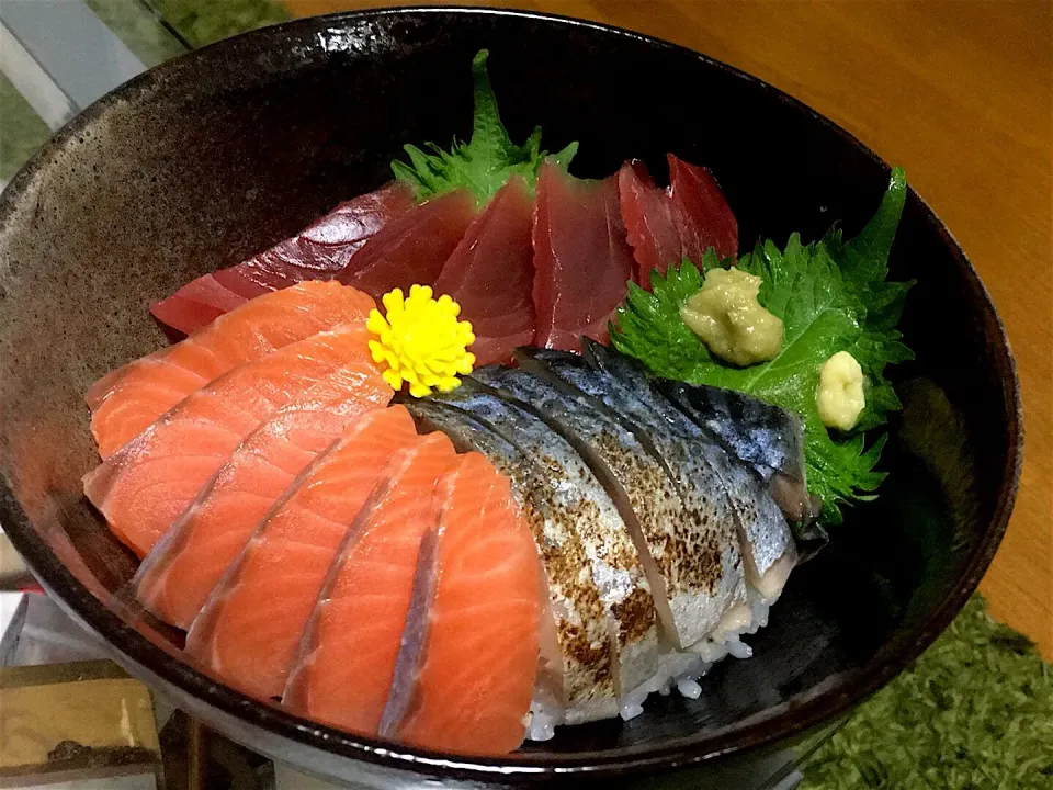 海鮮丼〜サーモン・炙り〆鯖・カツオ赤身〜|AyuChさん