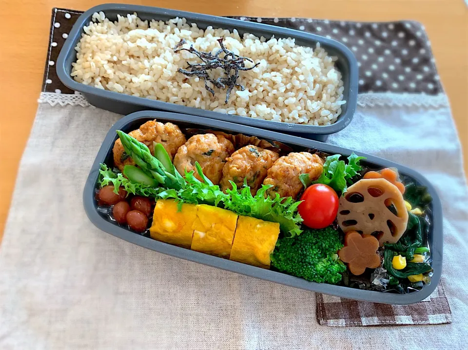 鳥はんぺんつくね🐓
卵焼き🍳
筑前煮🥕
ほうれん草＋コーンソテー🌽
お豆さん😋
🥦🍅🍚|あやこさん