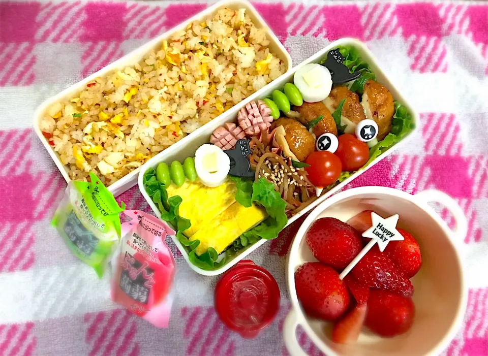 Snapdishの料理写真:参観日☆チャーハン弁当〜鶏つくねチーズ大葉巻き・きんぴらゴボウ・ソーセージ・玉子焼き・枝豆チーちく・イチゴ〜
 #お弁当|華恋さん