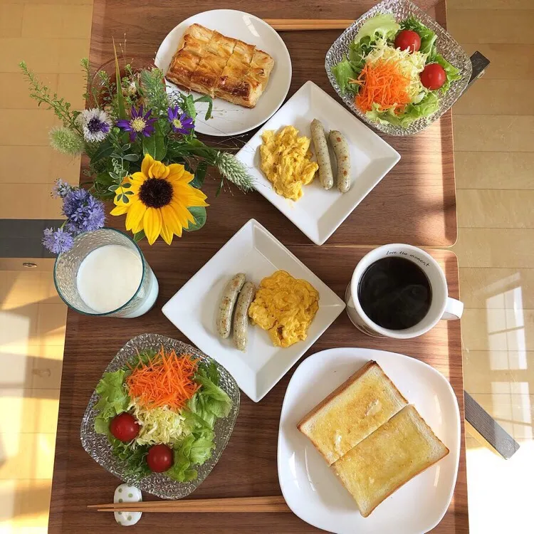 Snapdishの料理写真:4/21❤︎休日モーニング❤︎
#モーニング #朝ごはん #おうちごはん #休日ごはん #トースト #アップルパイ #スクランブルエッグ #レモンバジルソーセージ|Makinsさん