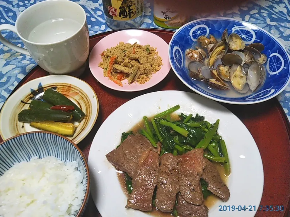 Snapdishの料理写真:よねばーばの朝ごはん
日曜日の朝は時短で作り
ゆっくり食べる

牛肉ロースステーキ、ほうれん草添
あさりのお汁
作り置き、おから、きゅうりのキューちゃん、ご飯、白湯|yoneばーばさん