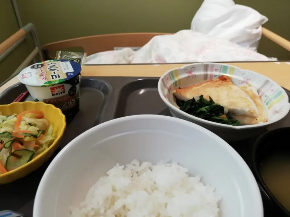 2019/4/21
病院食朝食😣飽きた|たえさん