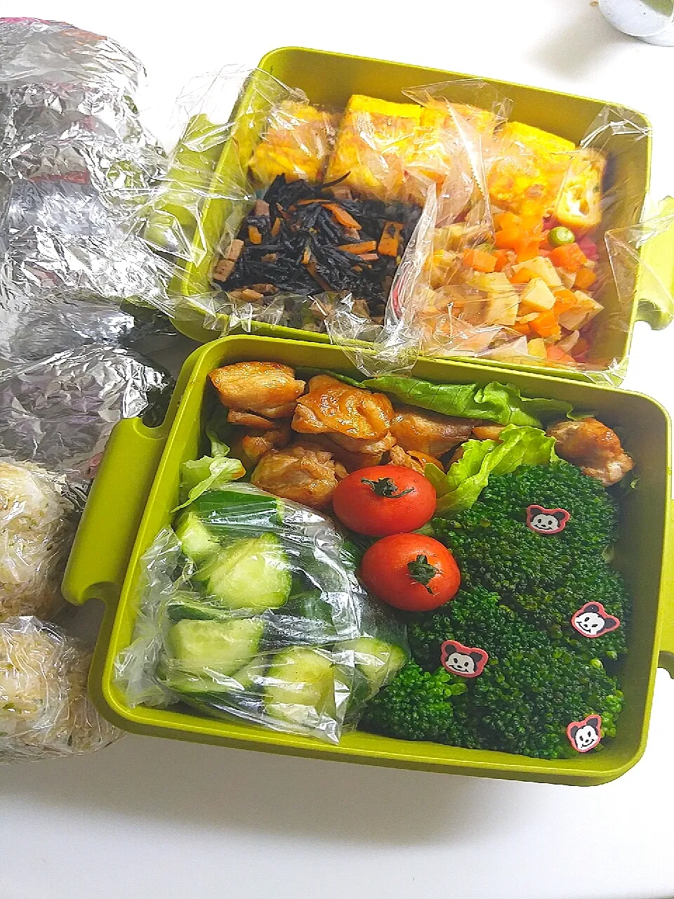 ☆即席弁当☆鶏のプレミア醤油＊ひじき煮物＊大根筍ｵｶｶ煮＊ｶﾆｶﾏ葱玉子焼き＊ブロッコリー＊ミニトマト＊胡瓜浅漬け中(笑)＊焼おにぎり＊ｼﾗｽ青のりお握り|ｼｮｺﾗさん