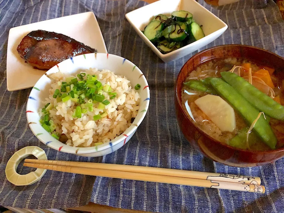 朝ごはん★鰤の照り焼き、きゅうりと塩昆布の和えもの、鯛めし、みそ汁|ハルさん