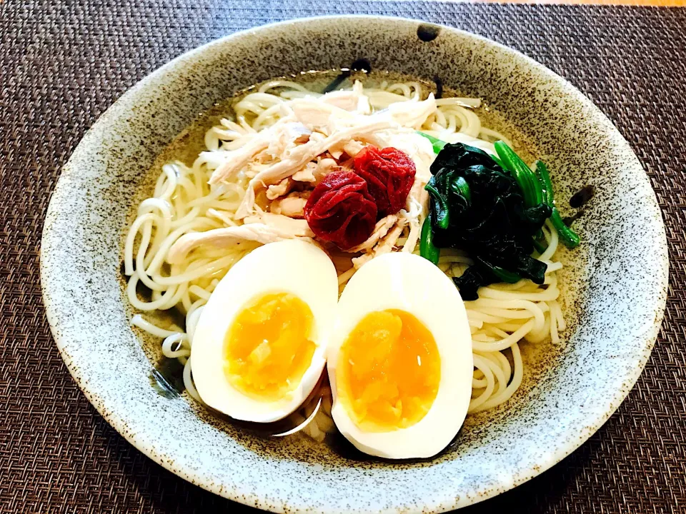 日曜日の昼ごはん
冷たい鶏そうめん🐔お出汁は帆立出汁
鶏肉・梅干し・ほうれん草・ゆで卵
#帆立出汁の鶏素麺
#冷製麺
#さっぱり麺
#お昼ご飯 #素麺
#半田手延べめん #オカベ|あお♡あおさん