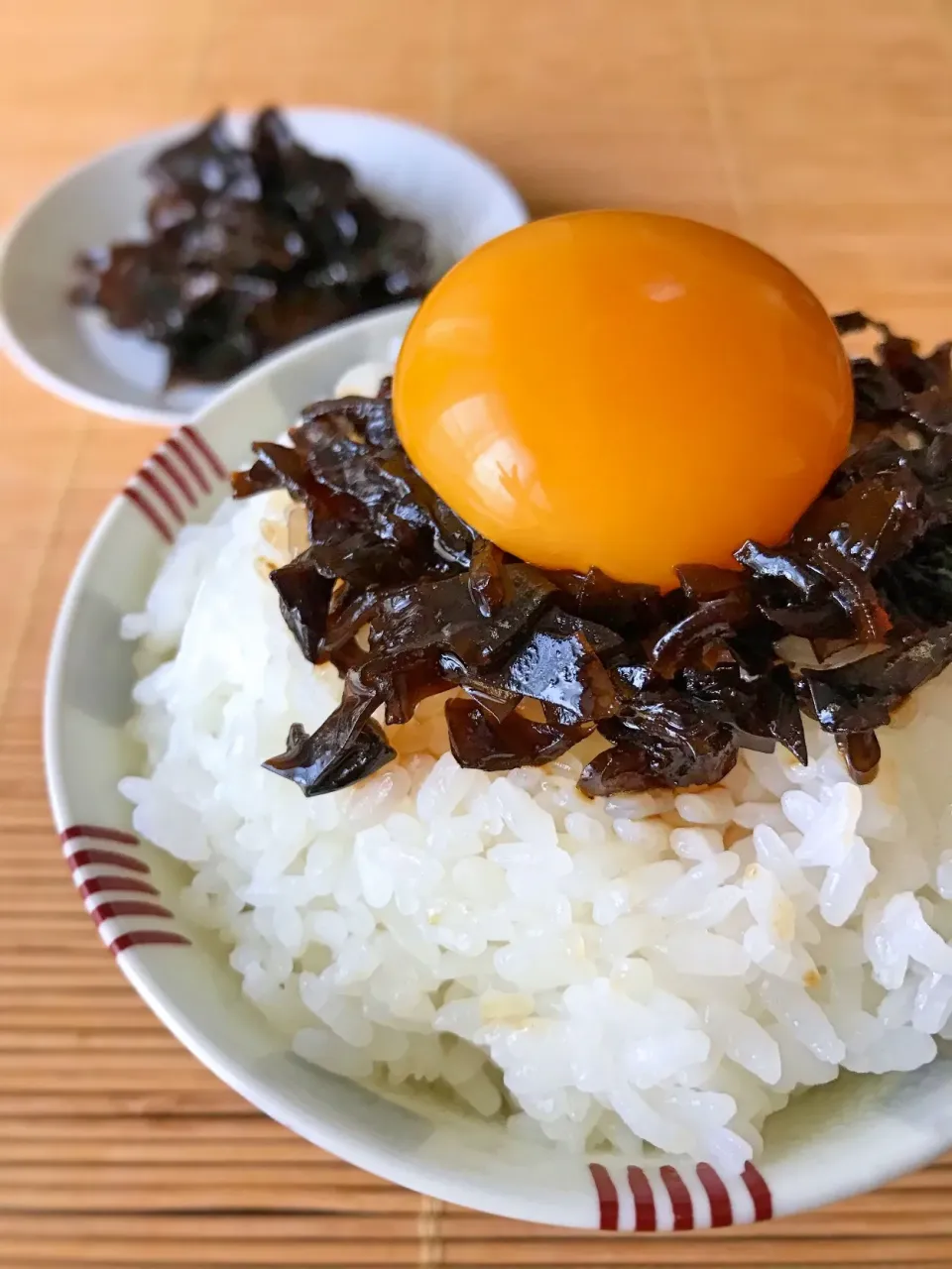 Snapdishの料理写真:だしがら昆布の佃煮でTKG|アッチさん