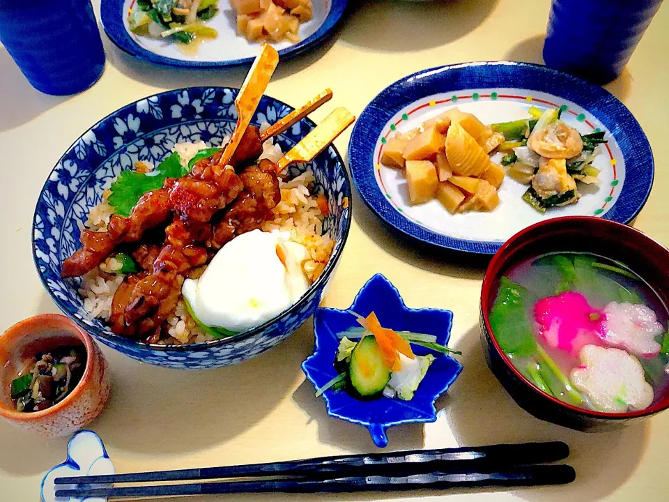 Snapdishの料理写真:4／21昼食  #昼ごはん 
•地鶏釜飯で焼き鳥丼 •筍炒め煮/分葱とあさりのぬた •蕨と胡瓜のネギラー油和え •浅漬け •お吸物   ‥ヤマモリさんのレシピから焼き鳥丼。地鶏釜飯に焼き鳥、卵でボリューム満点👍|おさんどんさん