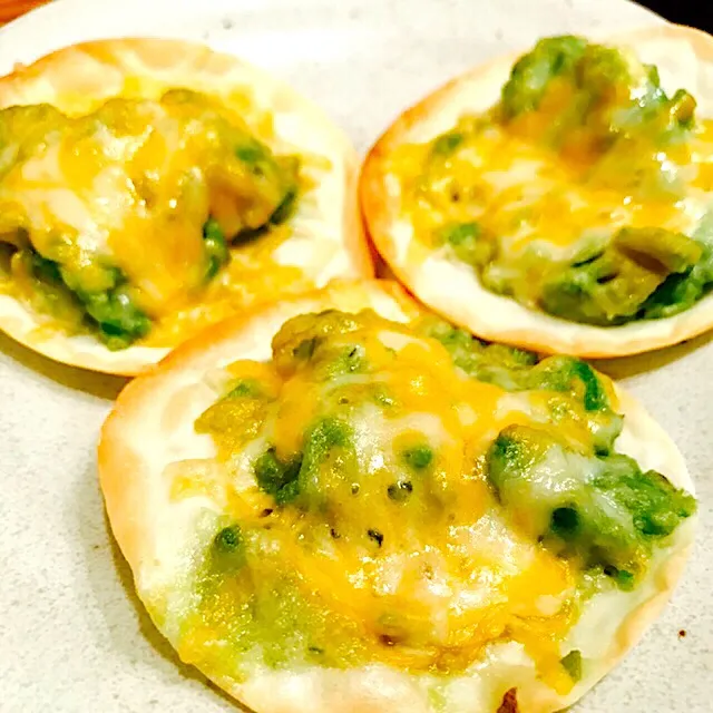 アボカドビザ風🥑
餃子の皮でピザ🍕アボカドに塩胡椒とマヨネーズ✨仕上げにチーズでオーブンで焼きました
皮がパリパリで美味しい
#アボカドビザ
#餃子の皮 #餃子の皮ピザ|あお♡あおさん