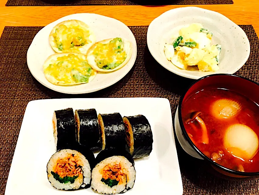 Snapdishの料理写真:我が家の晩ごはん
#アボカドビザ
#キンパ
#ポテトたまごえんどうサラダ
#ゴロっと玉ねぎみそ汁|あお♡あおさん