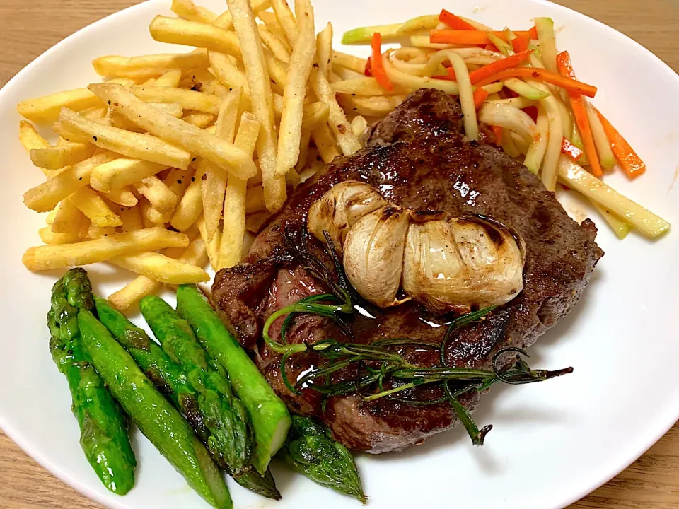 Beef steak, mango salad & potatoes chips|yeni kartikasariさん