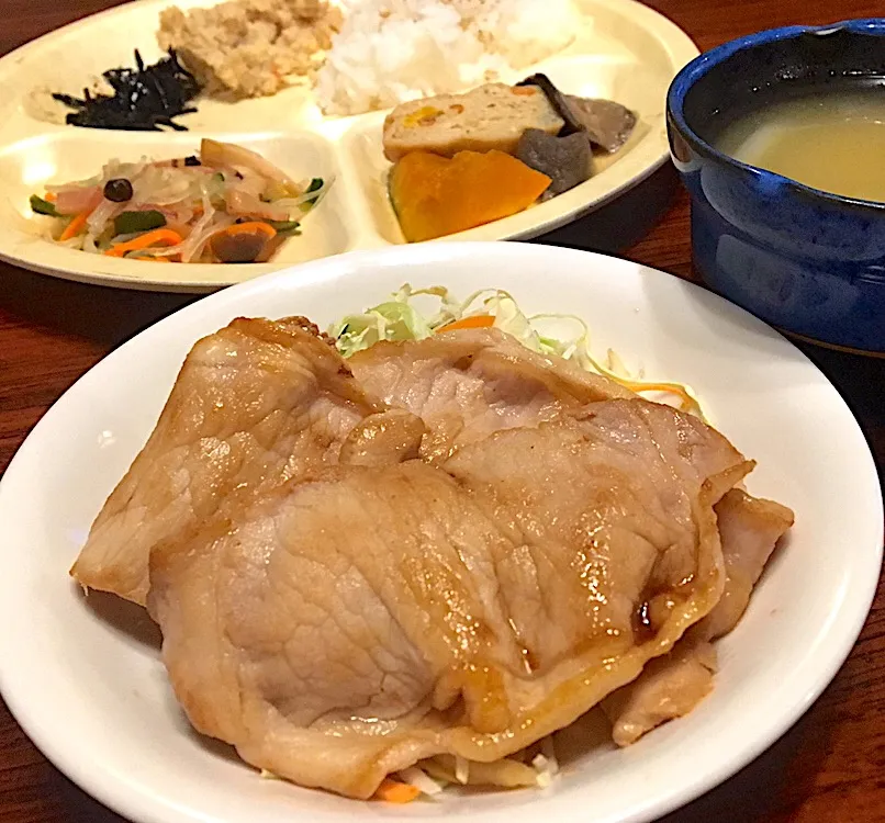 本日の賄い  晩ごはん☀️☀️☀️
焼肉  キャベツ  煮物  春雨サラダ  おからの煮物  
昆布佃煮  野菜のみそ汁|ぽんたさん