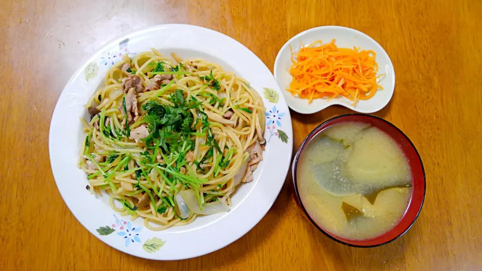 豆苗と豚肉の柚子胡椒パスタ　にんじんサラダ　大根と油揚げのお味噌汁|いもこ。さん