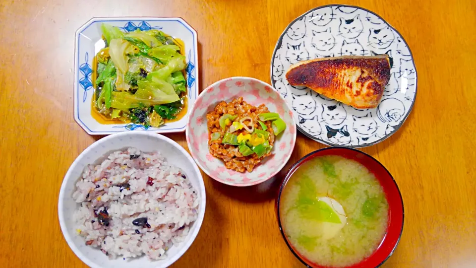 ４月１３日　鰤の塩焼き　レタスと大葉のごまのりサラダ　納豆　山芋のお味噌汁|いもこ。さん