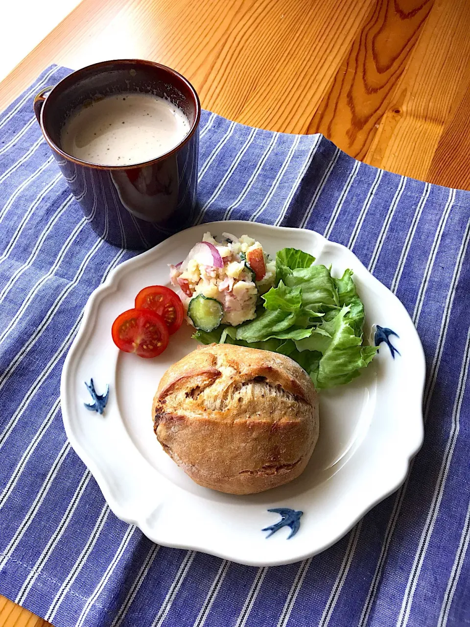 フィグのプチブール、ポテトサラダ、カフェオレ|sayaさん