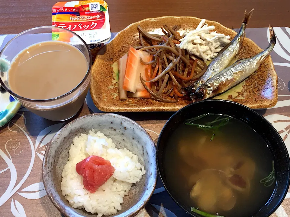 朝ごはん
焼きししゃも、きんぴらごぼう、ごぼうサラダ、人参酢漬け、白米、たらこ、あさり味噌汁、オレンジヨーグルト、カフェオーレ|かよちゃんさん