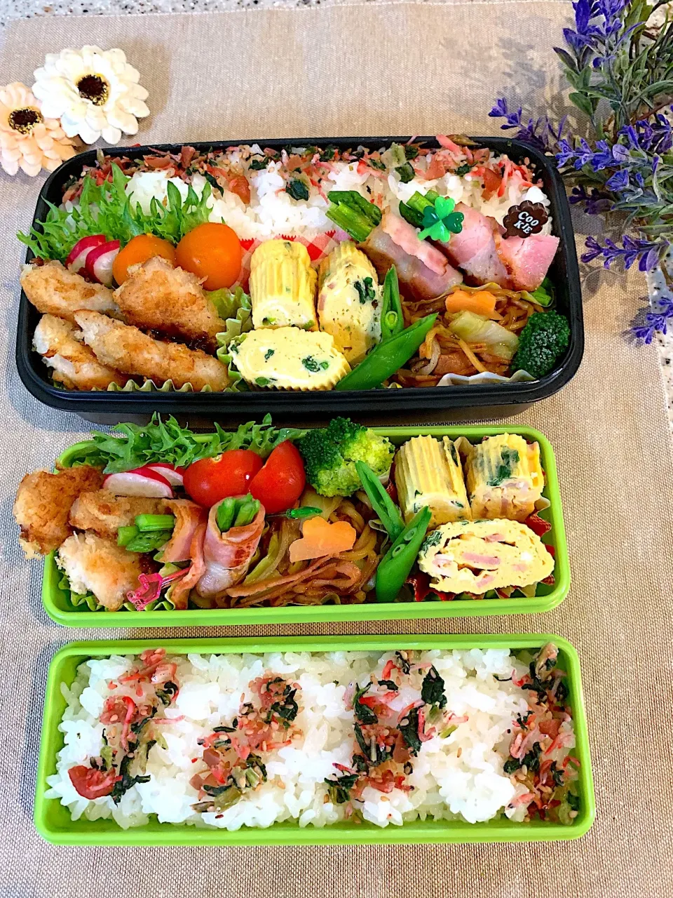 #お弁当 
 #男子部活弁当。姉おまけお弁当 
今日のお弁当
揚げないチキンカツ、かつお菜、ベーコン入り卵焼き、焼きそば、アスパラベーコン🥓|yukaさん