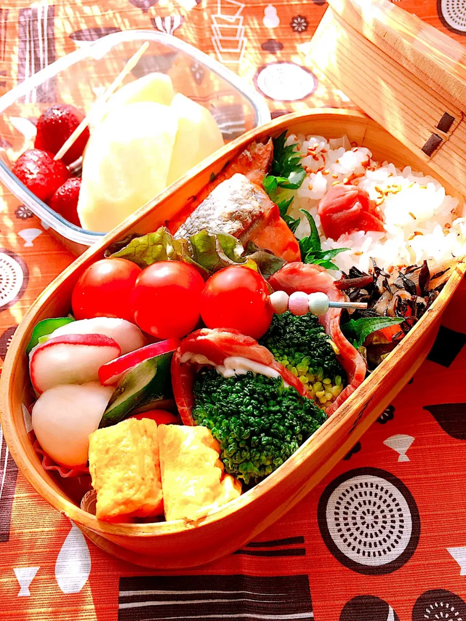 #お弁当  #お父さん弁当 #シニア世代  #鮭の西京焼き  #減塩メニュー  #野菜たっぷり  #青葱出汁巻玉子 
 #デザートはリンゴとイチゴ|Blueberry🫐さん