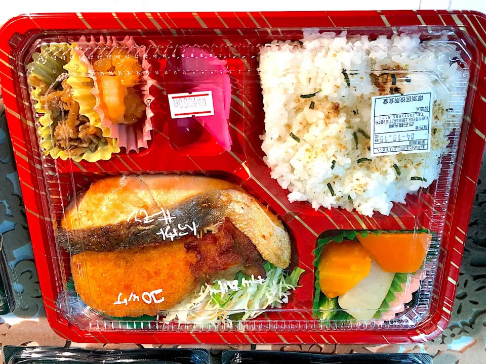 Snapdishの料理写真:札幌市厚別区役所売店の区役所食堂日替わり弁当|nyama1さん