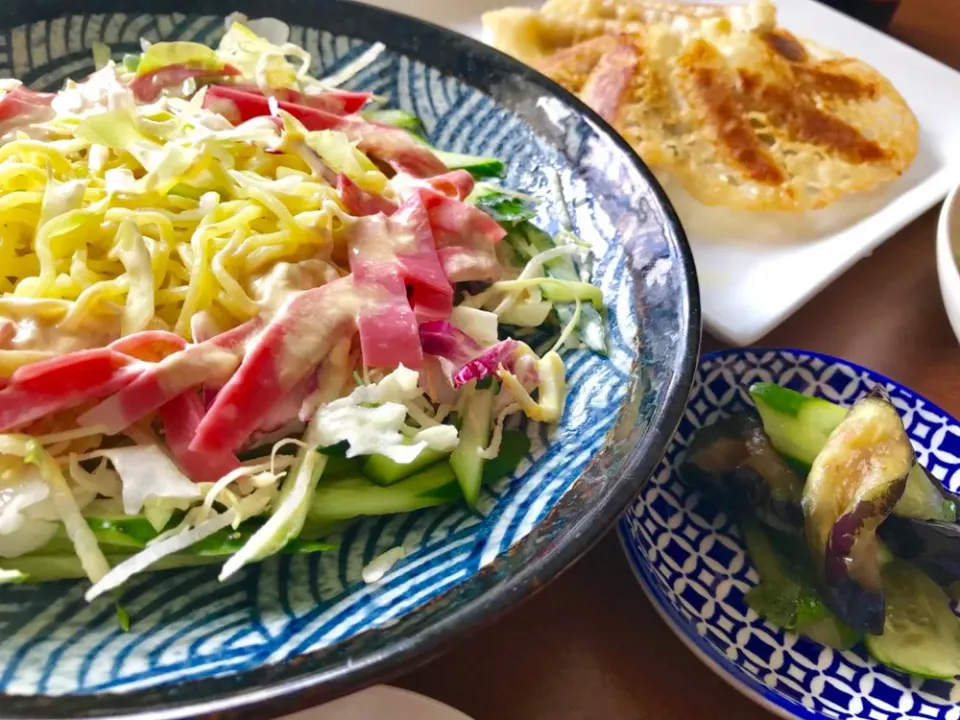 20190423旦那さんのお昼は、ラーメンサラダと羽根つき餃子🥟
 #餃子シュラン  #ラーメンサラダ|akiyo22さん