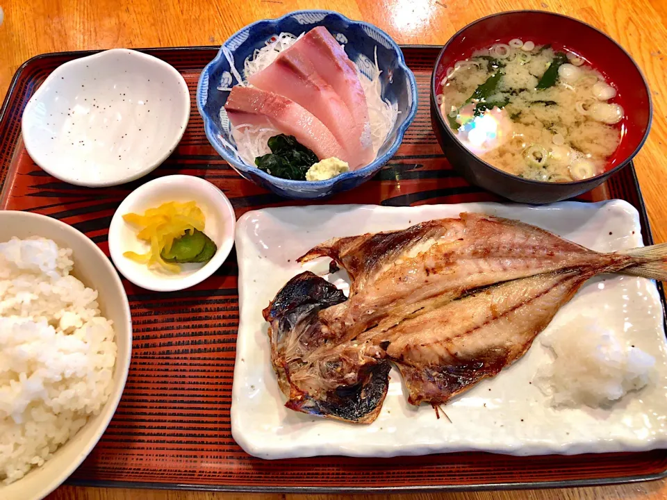 Snapdishの料理写真:Bランチ（焼魚と刺身）|T. Wonderさん