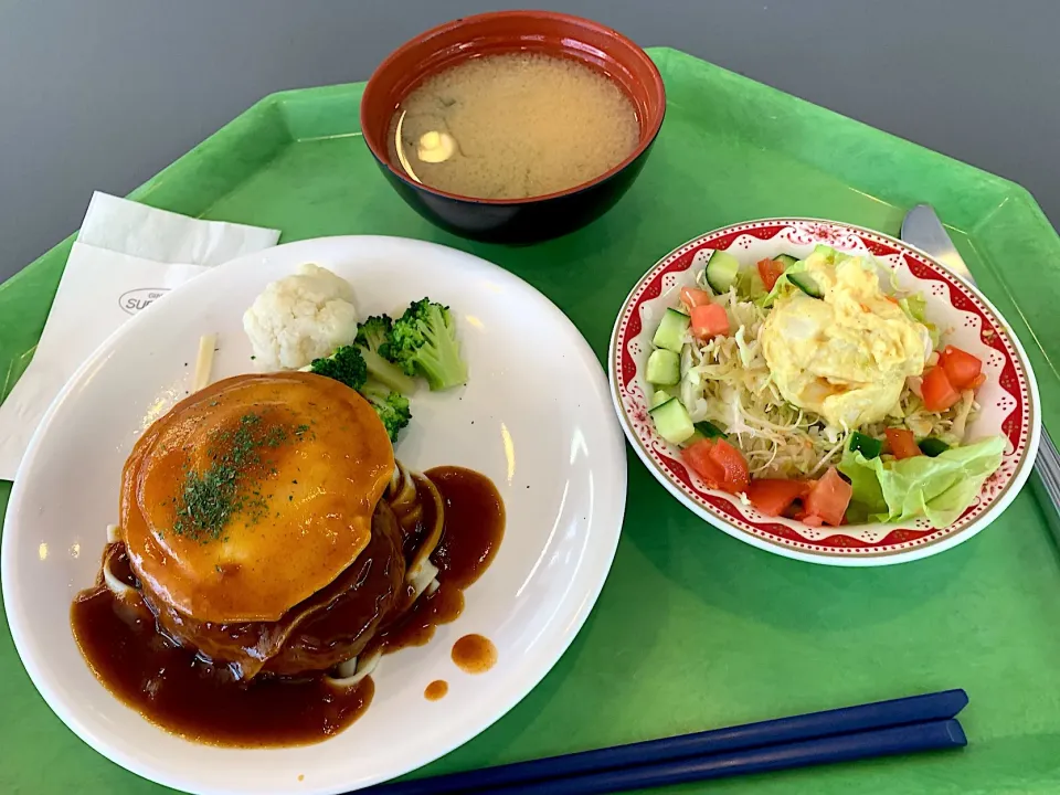 ハンバーグステーキ目玉焼添え、カレーポテトサラダ、味噌汁|Tadahiko Watanabeさん